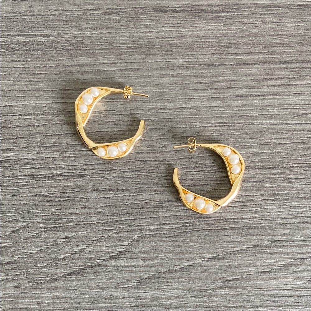 Pretty Bird • Yellow Gold Plated Faux Pearl Abstract Open C Hoop